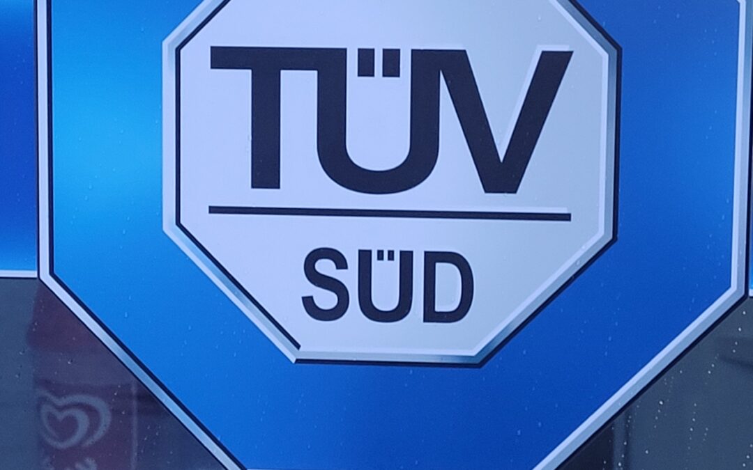 Oldtimerfreunde prüfen den TÜV